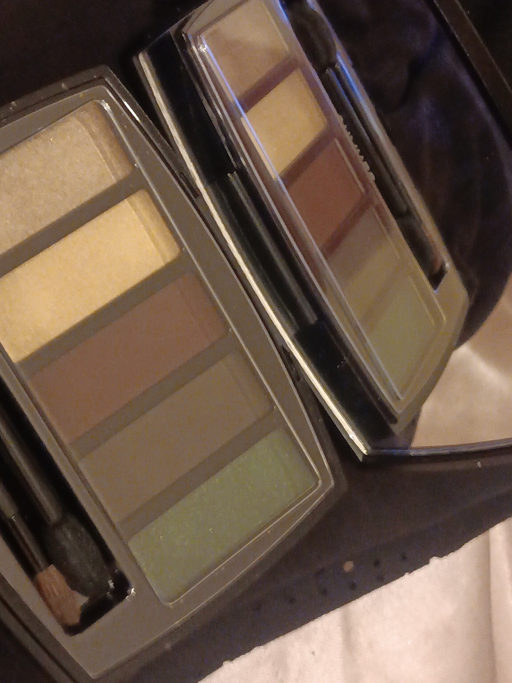 Chanel 'Trait de Caractère' Eyeshadow Palette - Neutral Greens/Beiges - Picture 2 of 2